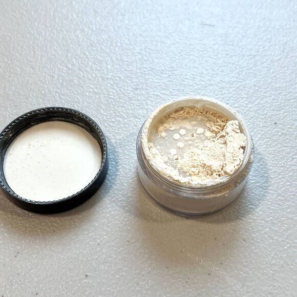 KVD Kat Von D Beauty Mini Setting Powder Discontinued Translucent - Picture 2 of 3